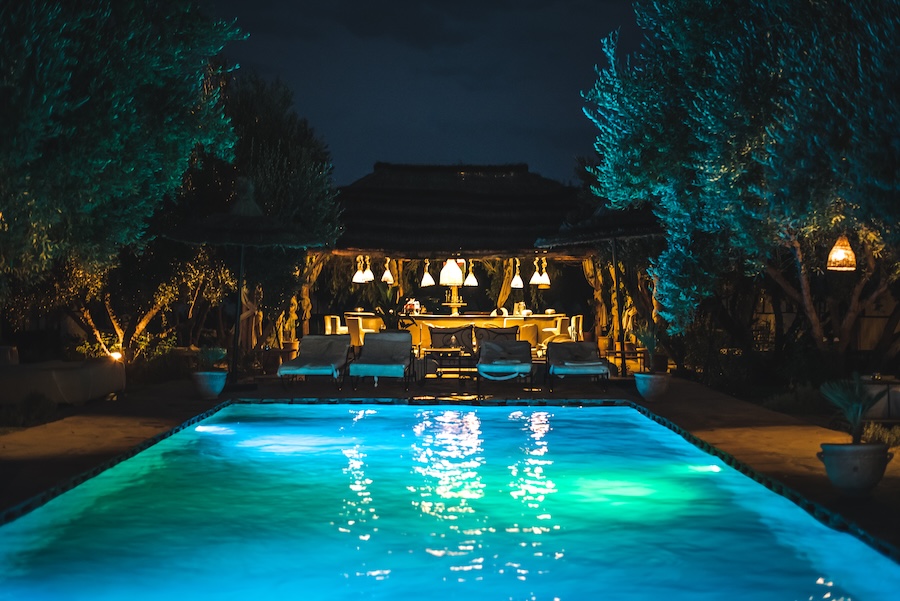 Piscina iluminada con LED en la noche - Guía completa 2026